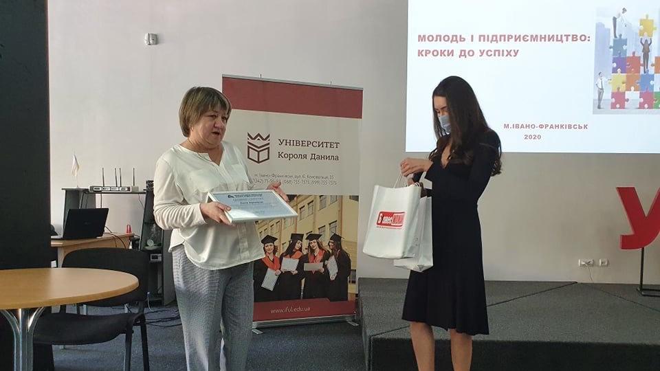 Проректорка Університету Короля Данила Леся Аронець отримала статус Амбасадорки Міжнародної Амбасади жінок-підприємниць. Проректорка Університету Короля Данила Леся Аронець отримала статус Амбасадорки Міжнародної Амбасади жінок-підприємниць.