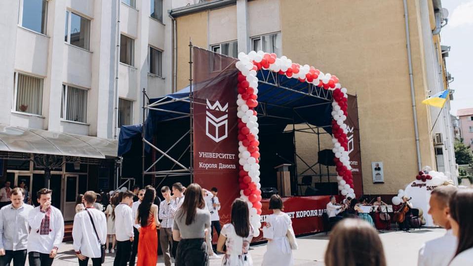 Урочисте вручення дипломів випускникам УКД