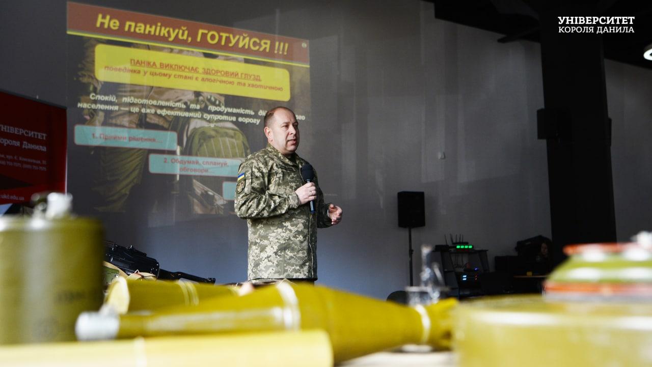 Ознайомча лекція начальника кафедри військової підготовки ІФНТУНГ полковника Станецького Андрія