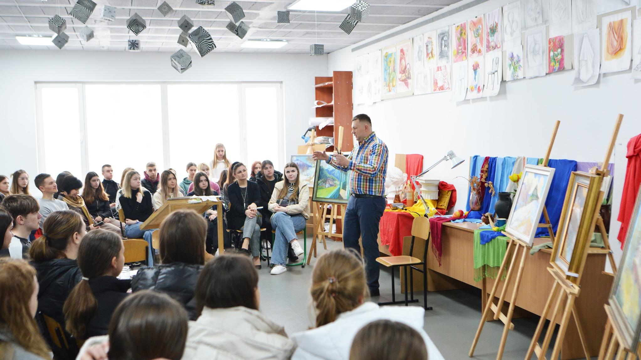 Сьогодні в Університеті Короля Данила відбувся майстер-клас з живопису в акварельній техніці для студентів спеціальності «Дизайн» художника Володимира Березного. Володимир Березний, організатор багатьох художніх пленерів, на своїх полотнах передає красу 