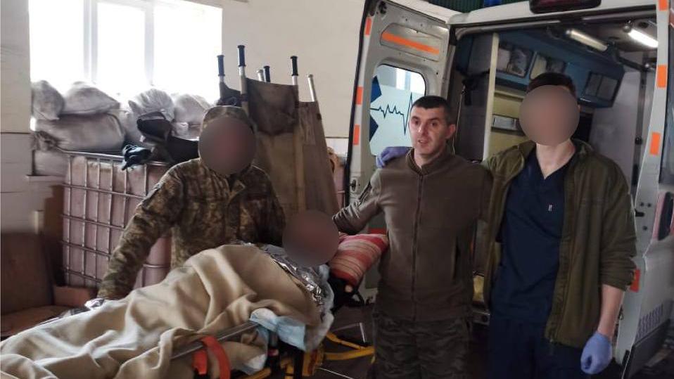 Поруч із захисниками України свою боротьбу зі смертю ведуть військові медики.