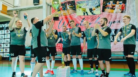 Сьогодні команда Університету Короля Данила здобула перемогу у благодійному футбольному турнірі «Кубок ІФ ІТ-Кластера 2023». З-поміж п’яти зареєстрованих команд «Bazaarvoice Softserve», «TenantCloud», «SSUnited», «Хороші люди» гравцям університетської команди «UKD», серед яких викладачі та студенти різних спеціальностей та форм навчання, вдалось здобути перемогу та доєднатися до збору коштів для ЗСУ. Турнір організовано з метою допомоги ГО «Бандерівський Схрон» для купівлі медико-тактичних засобів. Внесок 