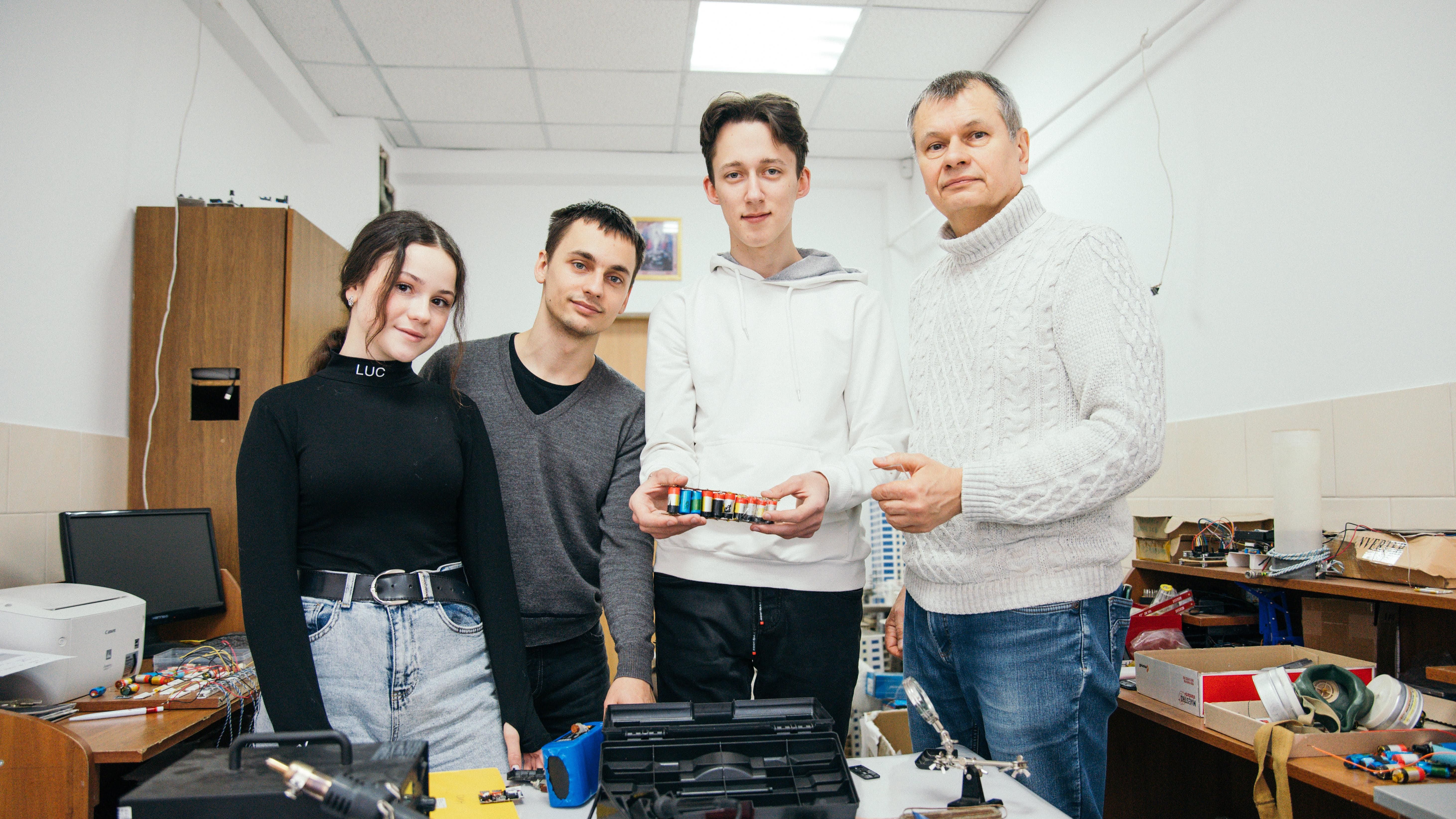 Студенти УКД виготовляють павербанки для ЗСУ з акумуляторів використаних електронних сигарет