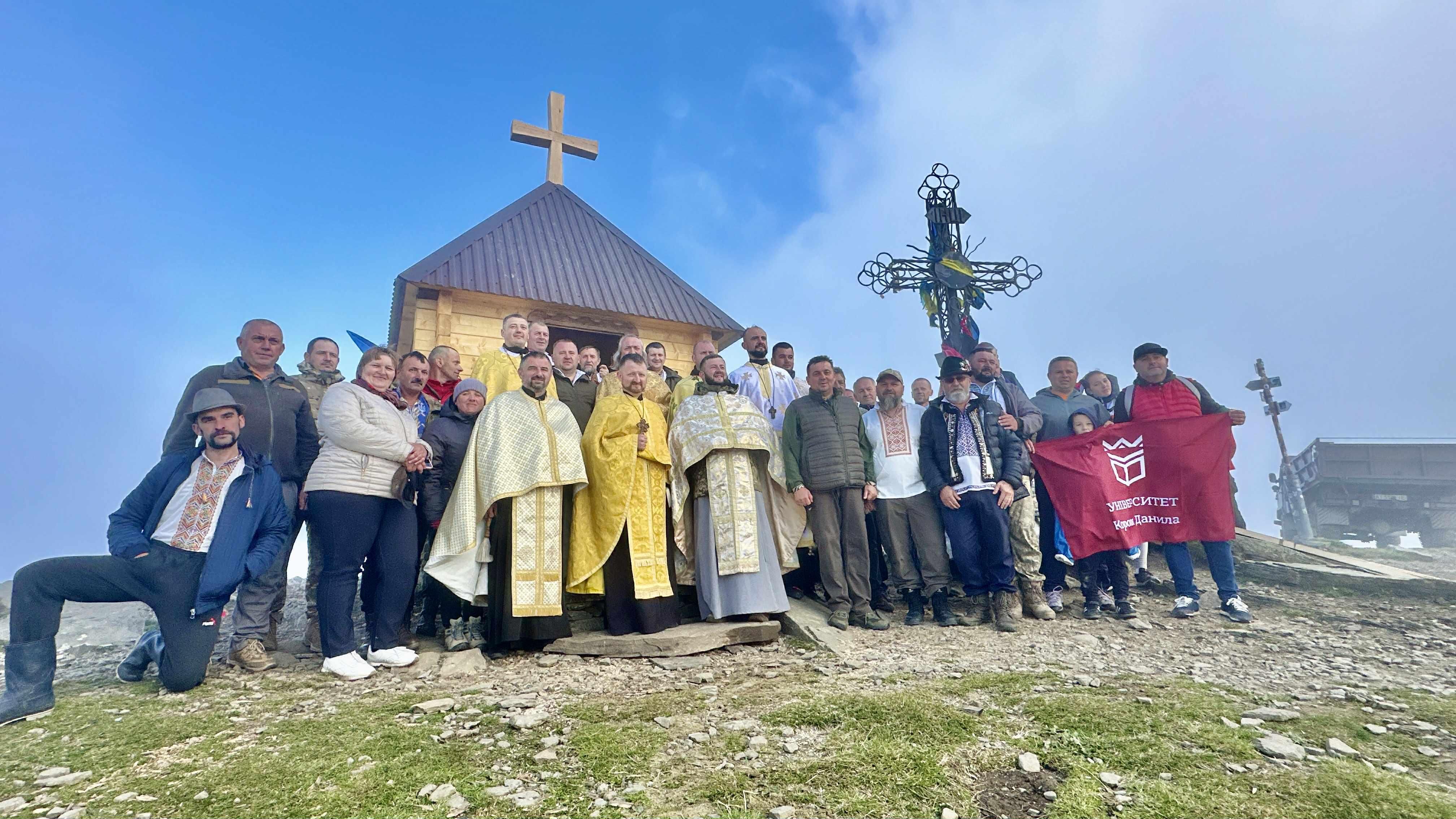 На горі Петрос збудували найвищу сакральну памʼятку в Україні
