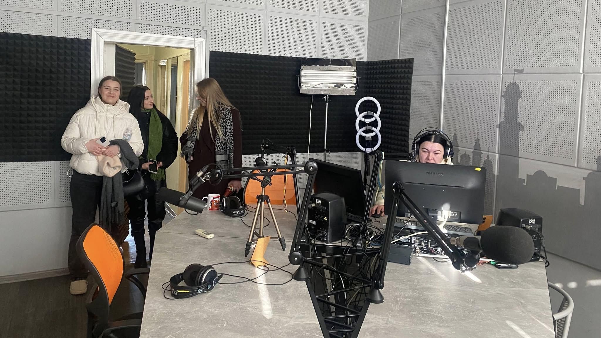 Студенти відпрацювати професійні навички у студії звукозапису ТБ «Вежа»