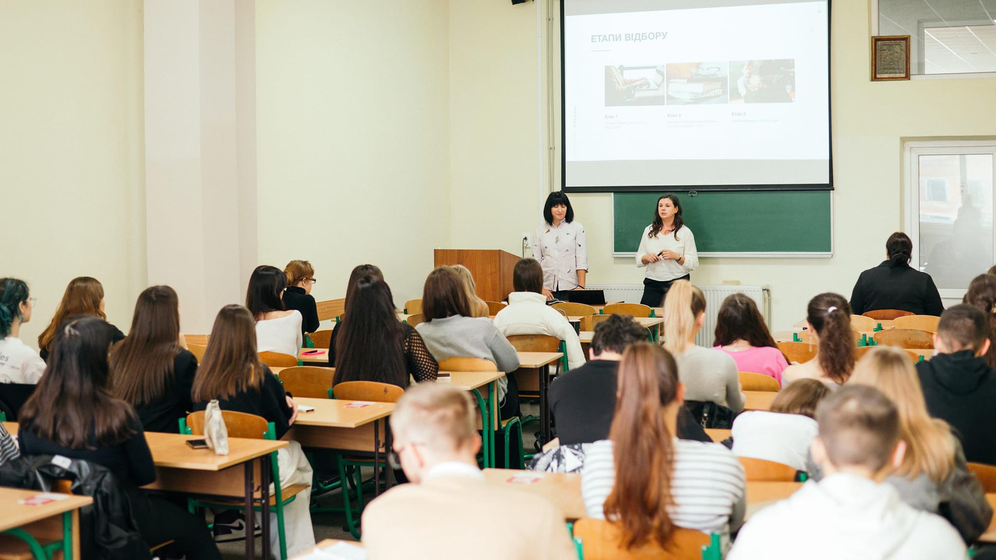 Бінарне заняття на тему «Кредити та борги. Фінансові установи» із фахівцями банківської галузі
