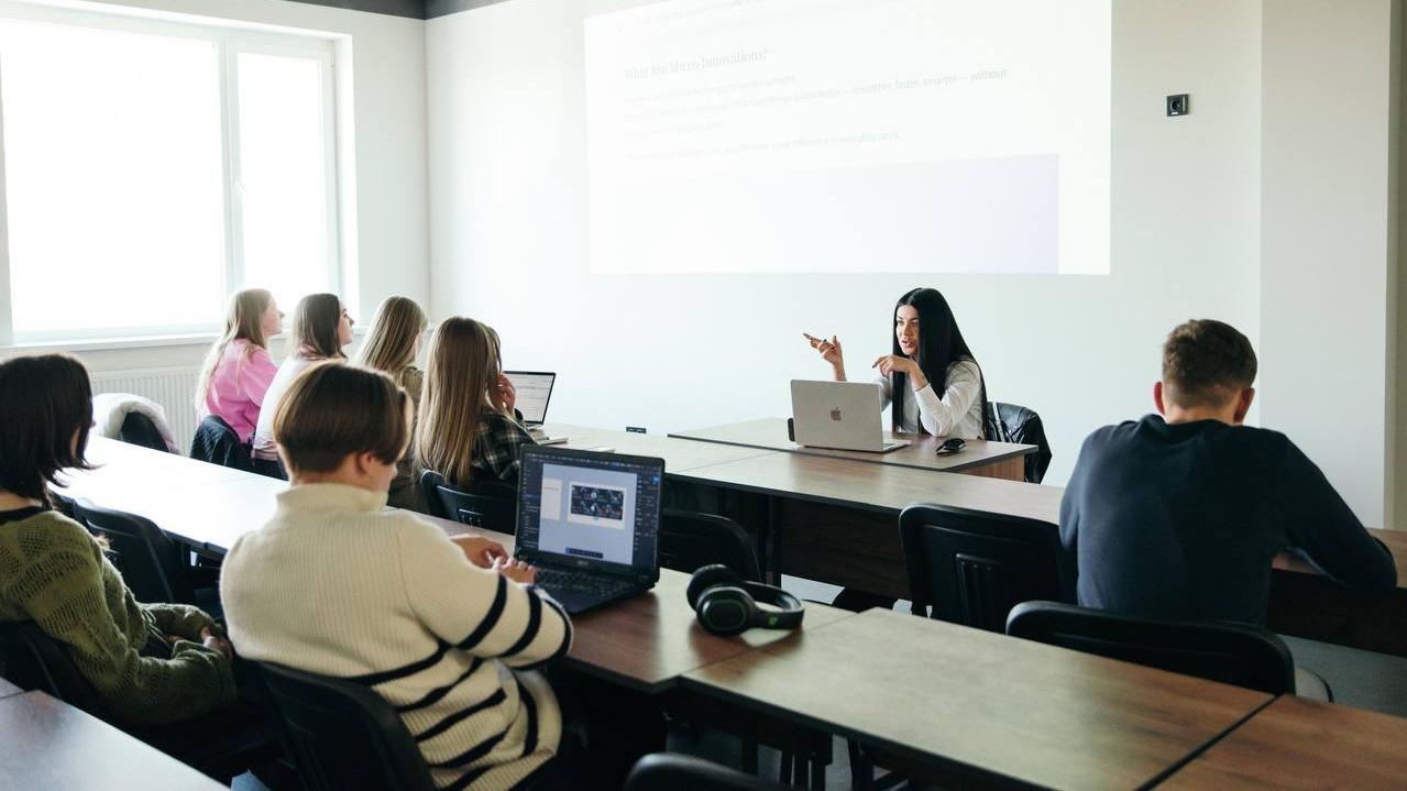 Між студентами УКД відбулася дискусія англійською мовою на тему «Small steps, big impact: the power of micro-innovations»На парі з курсу «Креативне управлінське мислення» у групах Мнс-23-1, ПТс-23-1 відбулася цікава дискусія англійською мовою на тему «Small steps, big impact: the power of micro-innovations» з Марією Марків. Студенти активно обговорювали те, як незначні, але продумані нововведення можуть призвести до змін та успіху в бізнесі. Висловлюємо вдячність нашим гостям, а саме: Василеві Бойчуку — зав