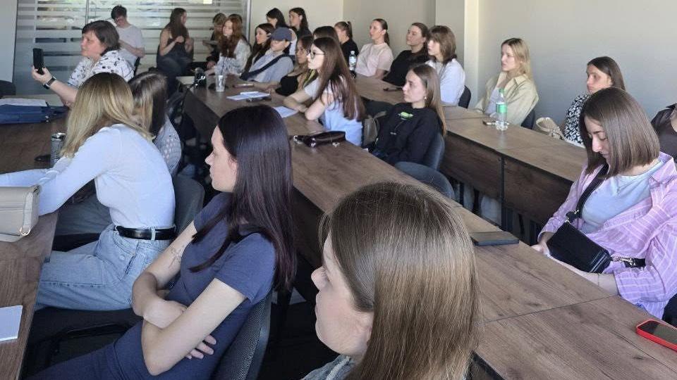Зустріч студентів УКД з практиками-психологинями БФ «Карітас Івано-Франківськ»