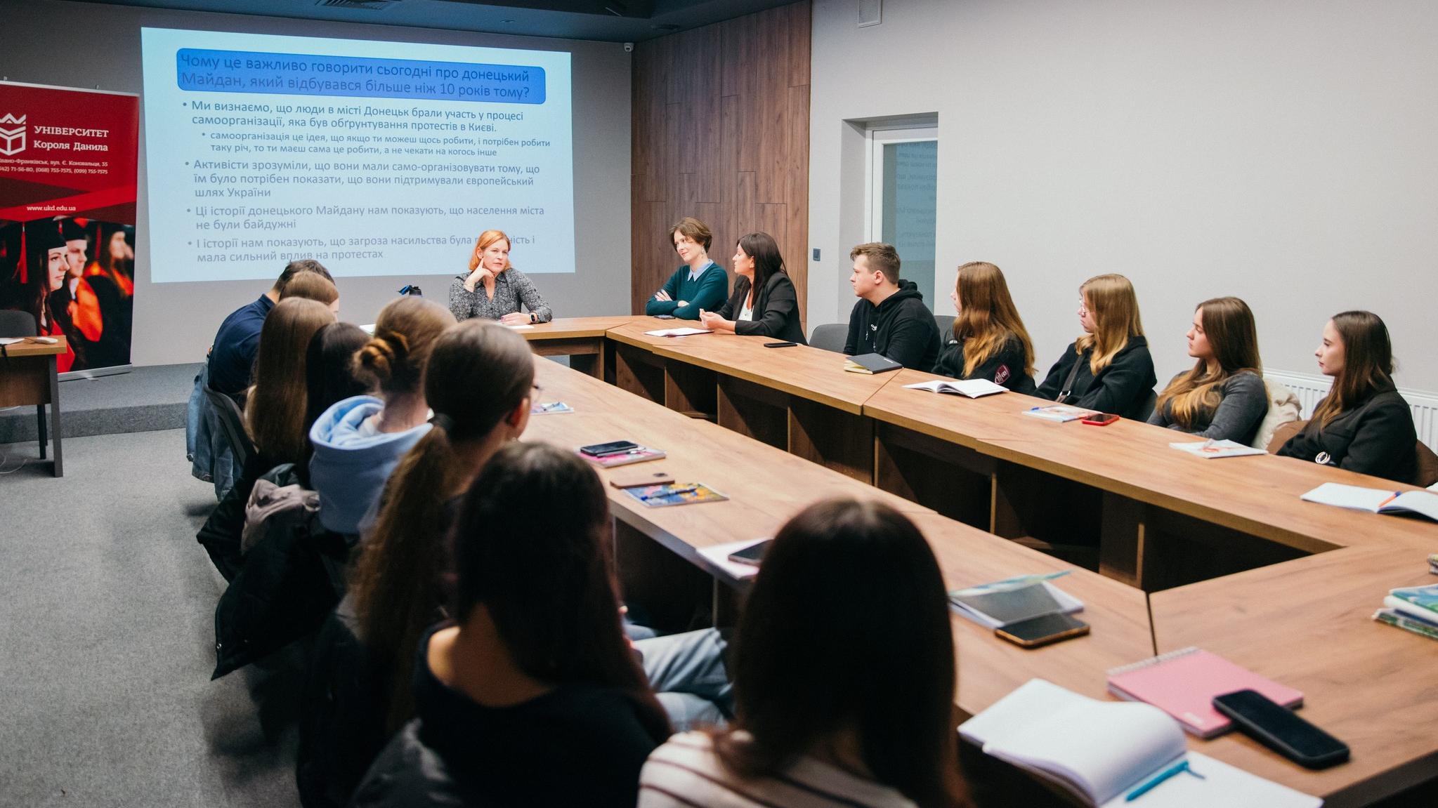 Уперше українською: Емілі Ченнел-Джастіс прочитала лекцію для студентів УКД