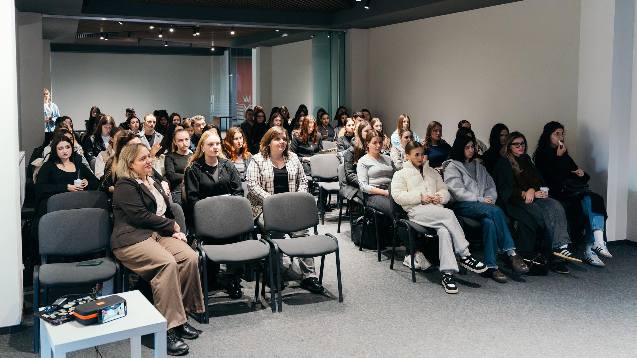 Лекція «Травма-інформоване лідерство» від Дарʼї Ємець в УКД