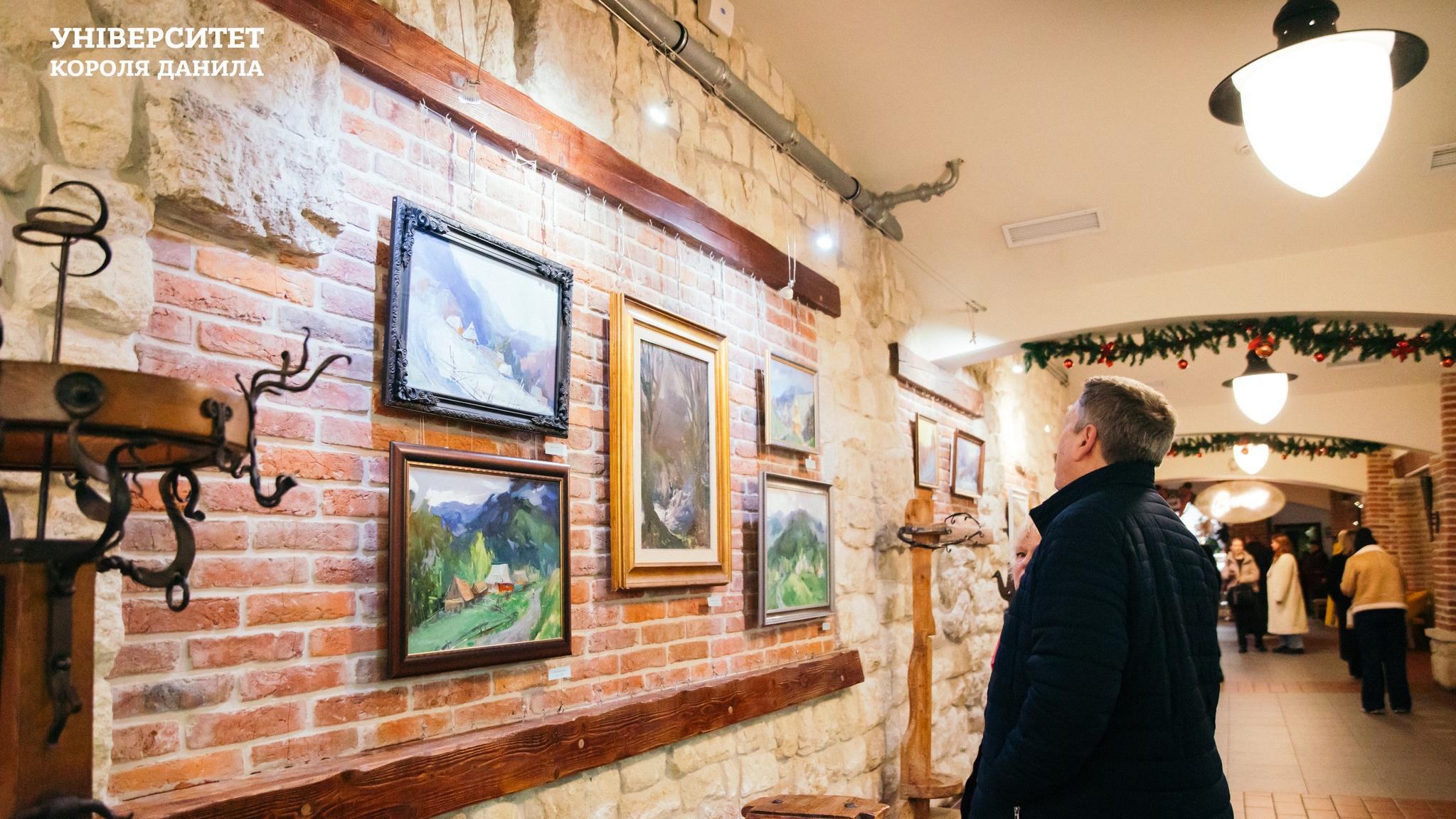 У «Бастіоні» відкрили різдвяну виставку картин викладача УКД