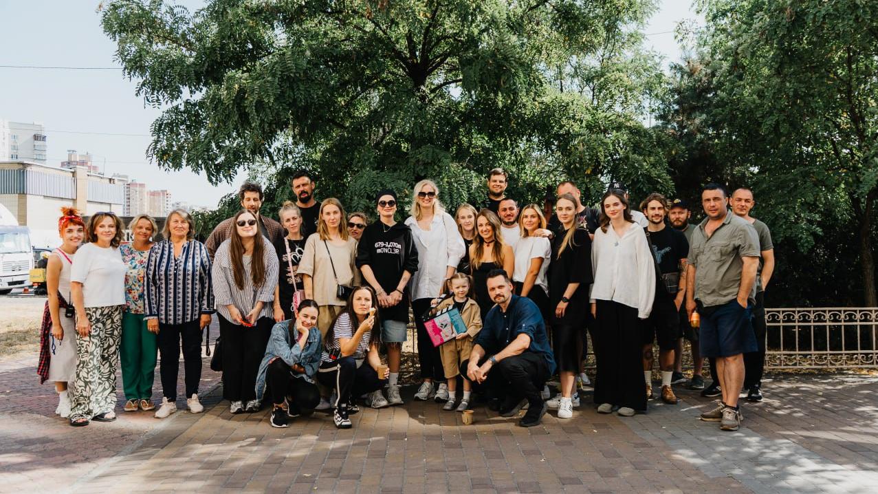 В українських кінотеатрах премʼєра романтичної комедії «Випробувальний термін», над промоцією якої працювали випускники УКД