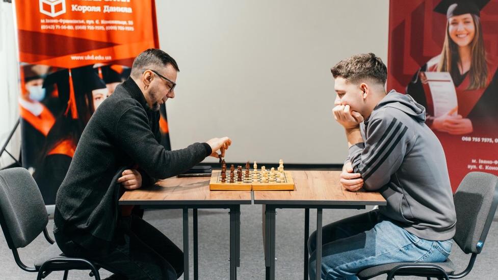 Перерва VS змагання із шахів