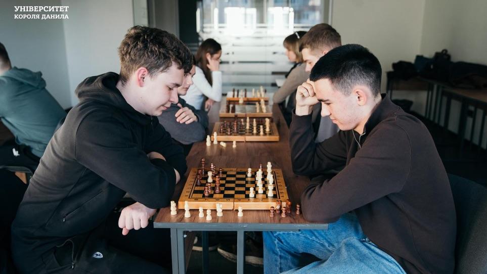 Оновлений шаховий клуб розпочав роботу!