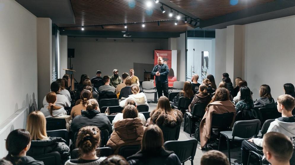 Про службу без фільтрів: діалог молоді з військовими