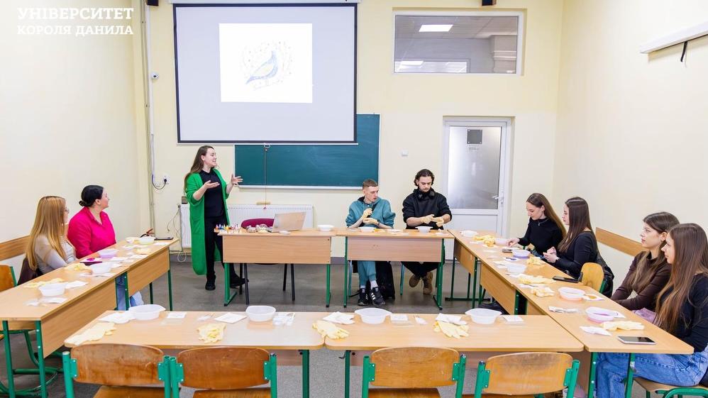 Комунікація через мистецтво: заняття для студентів-філологів УКД