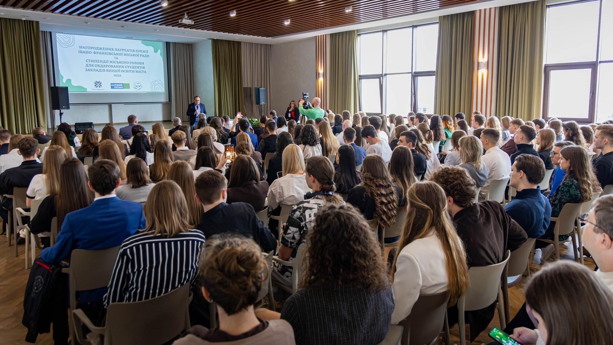 Міський голова урочисто відзначив студентів УКД