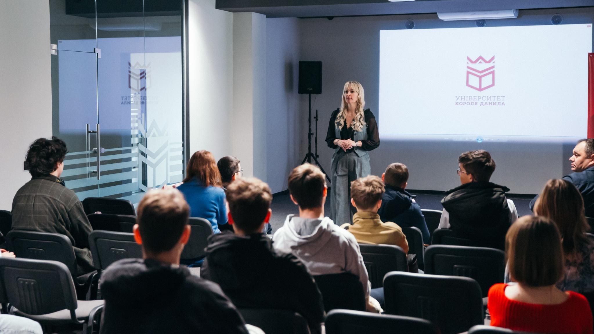 Конкурс з інформаційних технологій та програмування для школярів на безкоштовне навчання в УКД