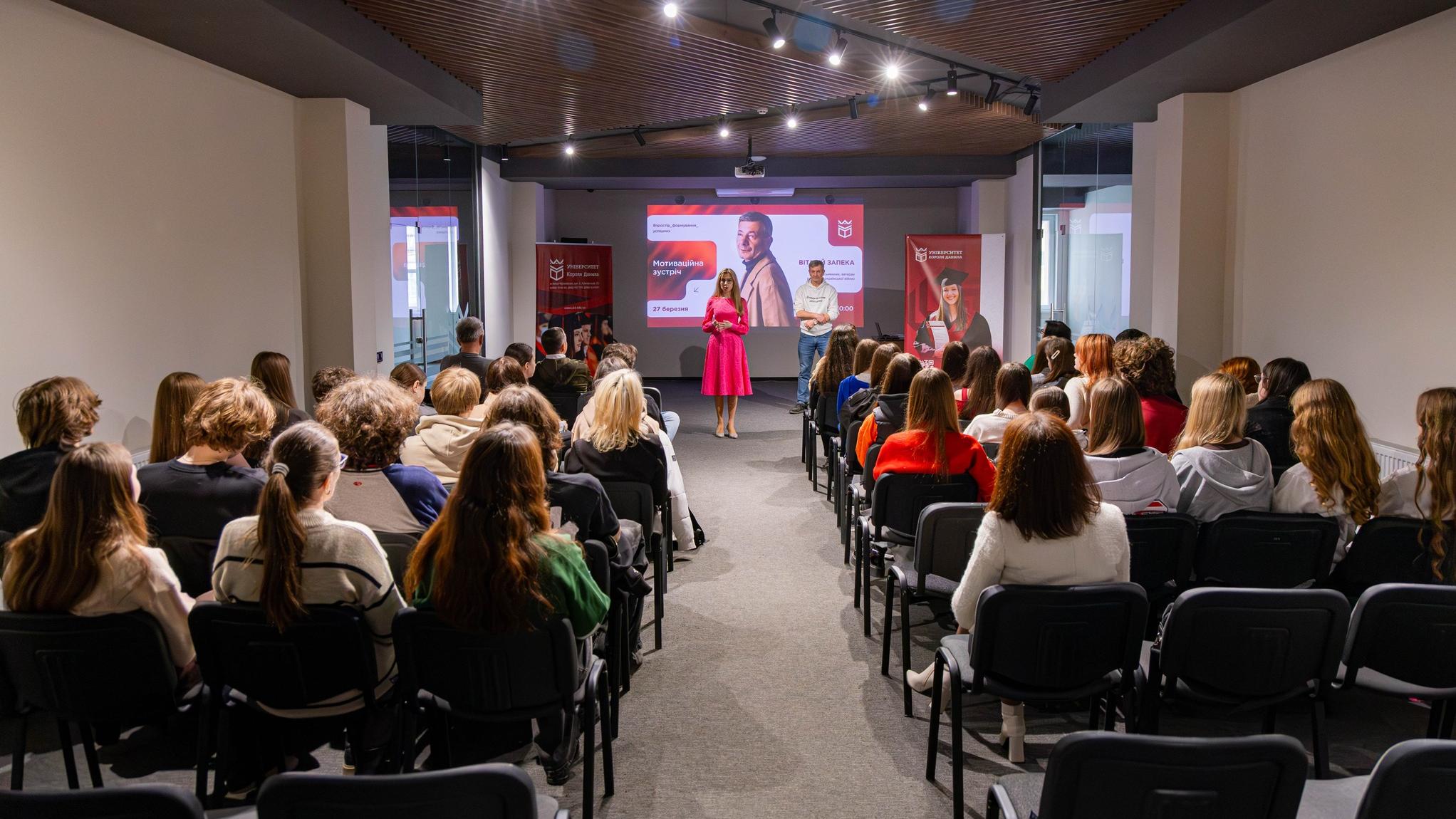 Зустріч із письменником Віталієм Запекою в УКД