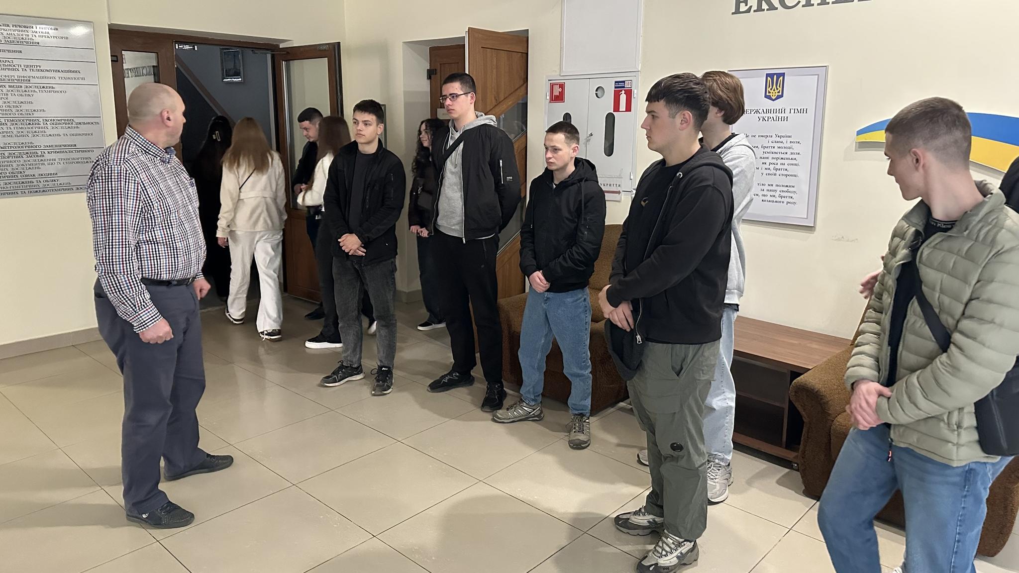 Студенти УКД практично ознайомилися з криміналістичними дослідженнями в Івано-Франківському НДЕКЦ МВС України