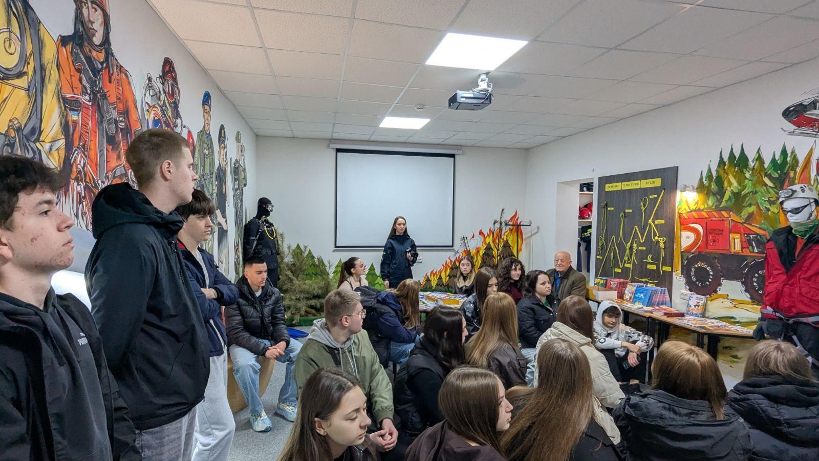 Практичне заняття з безпеки життєдіяльності в Івано-Франківському районному відділі ДСНС України