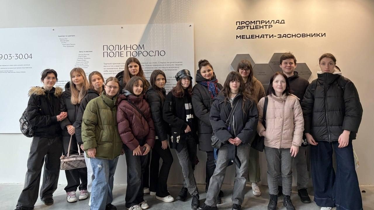 Студенти-дизайнери відвідали колективну виставку «Полином поле поросло»