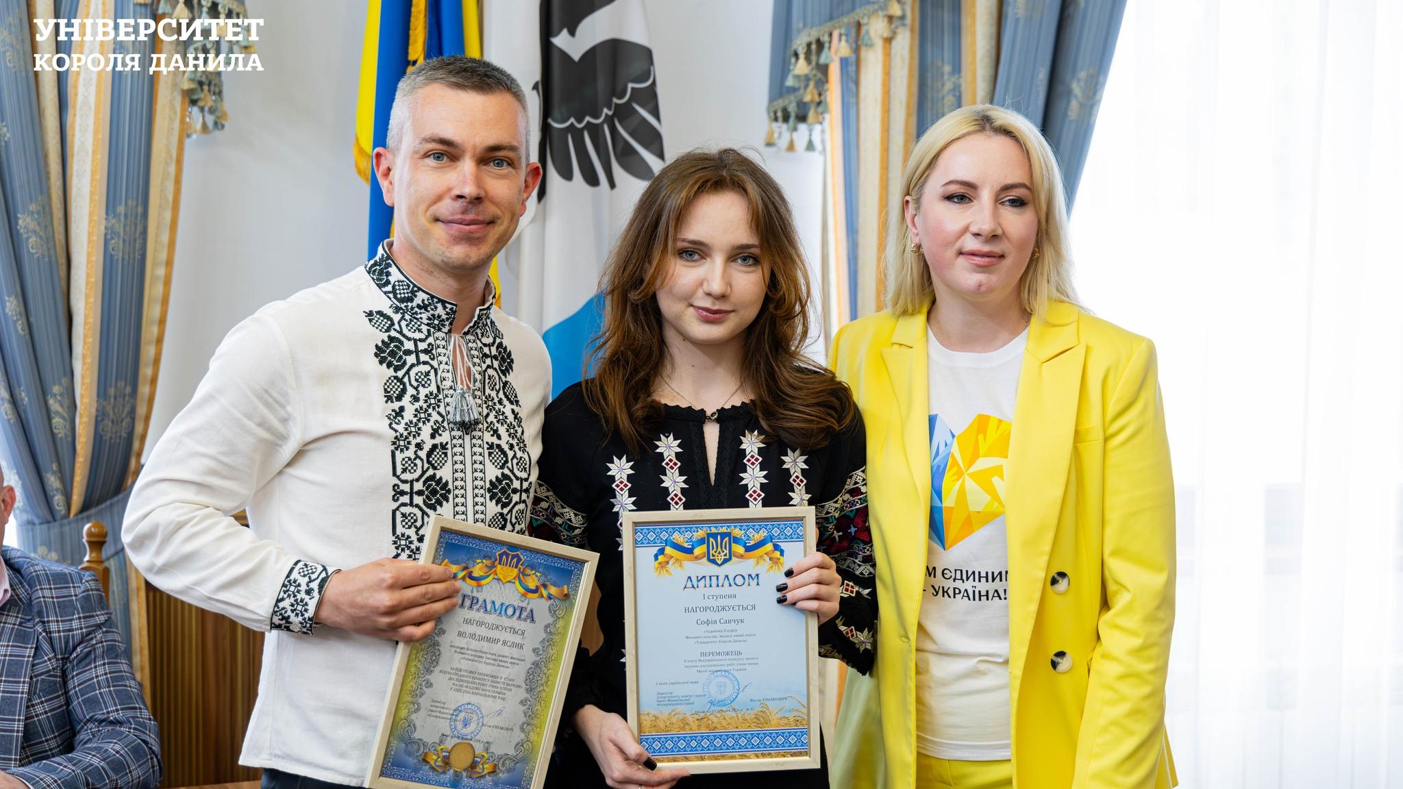 Голова ОДА відзначила студентку Фахового коледжу УКД — переможницю конкурсу Малої академії наук