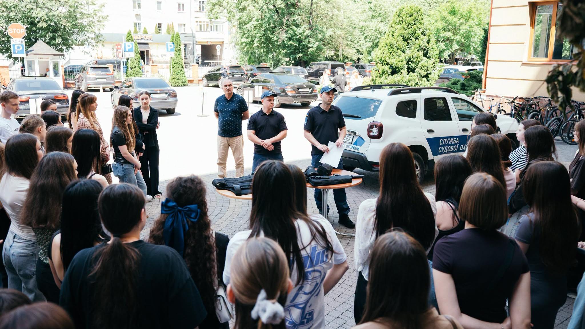 Практика в дії: першокурсники УКД відвідали Службу судової охорони