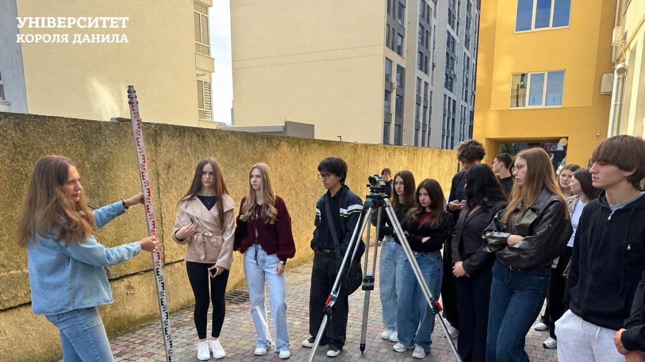 Студенти-архітектори УКД опанували будову та перевірку нівеліра під час практичного заняття