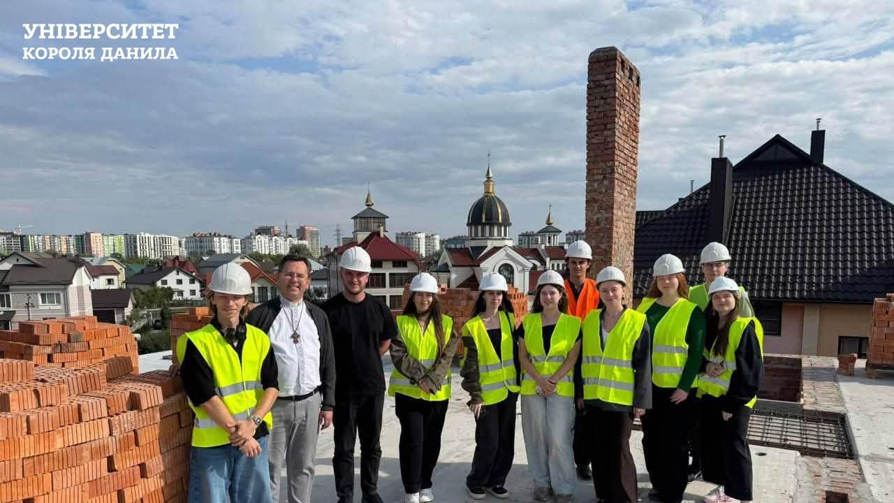 Студенти-архітектори УКД ознайомилися з реалізацією проєкту Центру соціального служіння парафії святих Кирила і Методія у селі Крихівці 