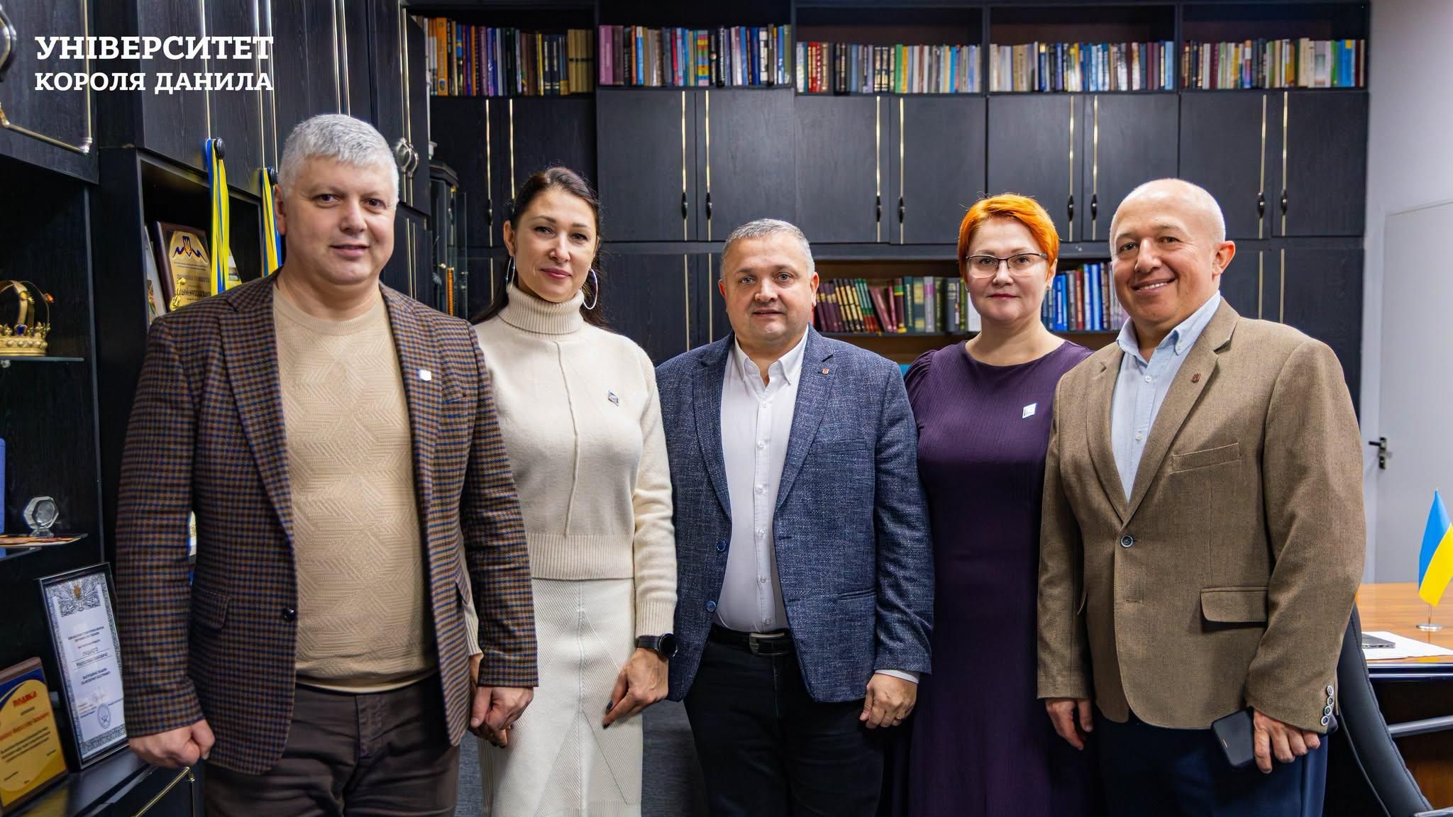 29–30 жовтня Університет Короля Данила приймав делегацію Дніпровський гуманітарний університет: першу проректорку Тетяну Алфьорову та проректорку Тетяну Лежнєву. Упродовж двох днів гості ознайомлювалися з роботою Університету Короля Данила, зустрічалися з проректорами та керівниками структурних підрозділів, обмінювалися досвідом та обговорювали проведення спільних заходів у межах співпраці, яку заклади започаткували 30 квітня 2026 року, підписавши меморандум. Під час зустрічей ішлося про проведення спільних